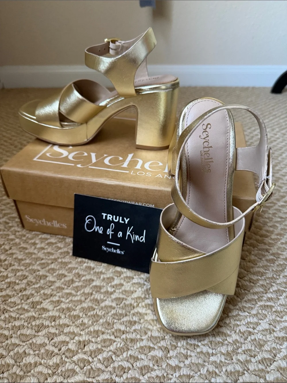 Seychelles Gold leather platform Sandals. New in Box / dust bag